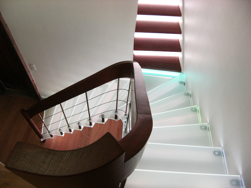 escalier en verre avec insertion led