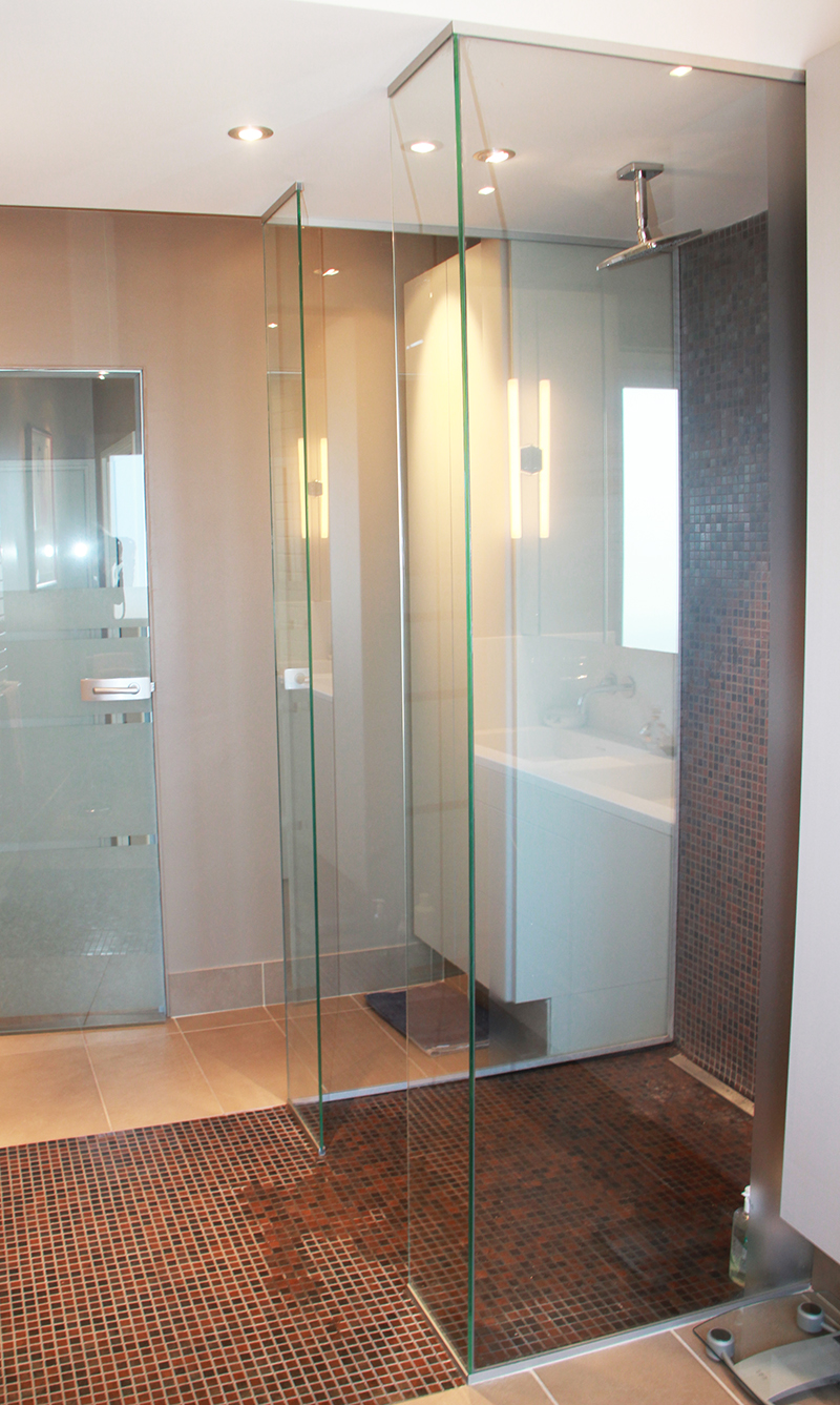 cabine de douche en verre clair transparent