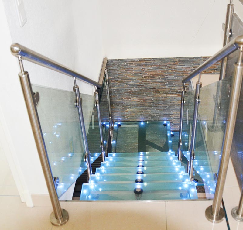 escalier avec marches en verre insertion led