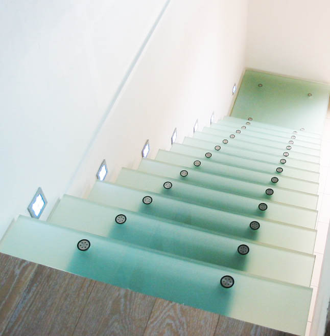 escalier avec marche en verre opal