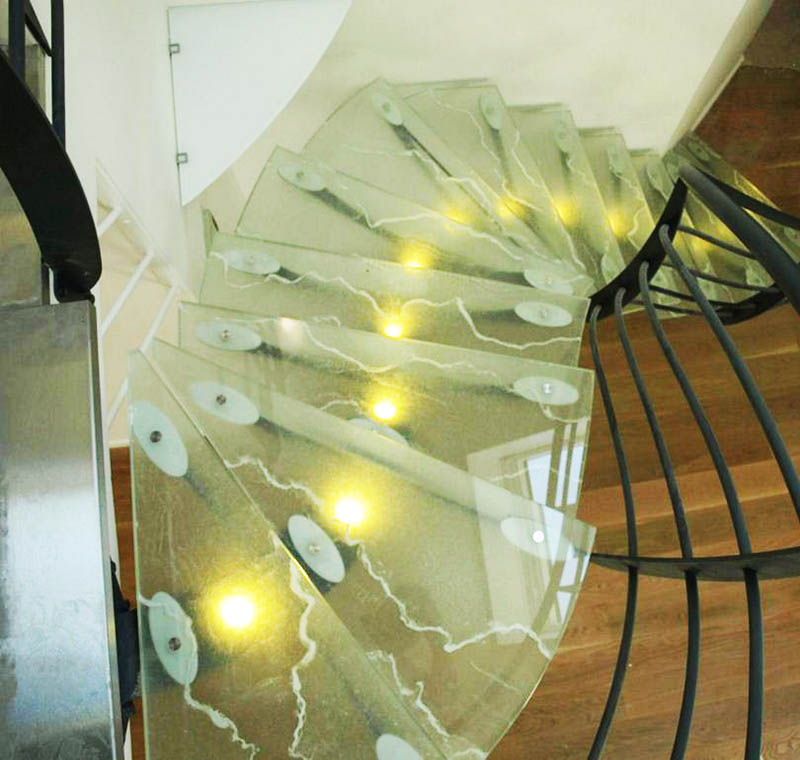escalier en verre avec insertion papiers japonais