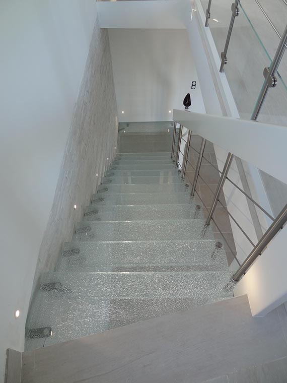 Escalier design sur mesure en verre 