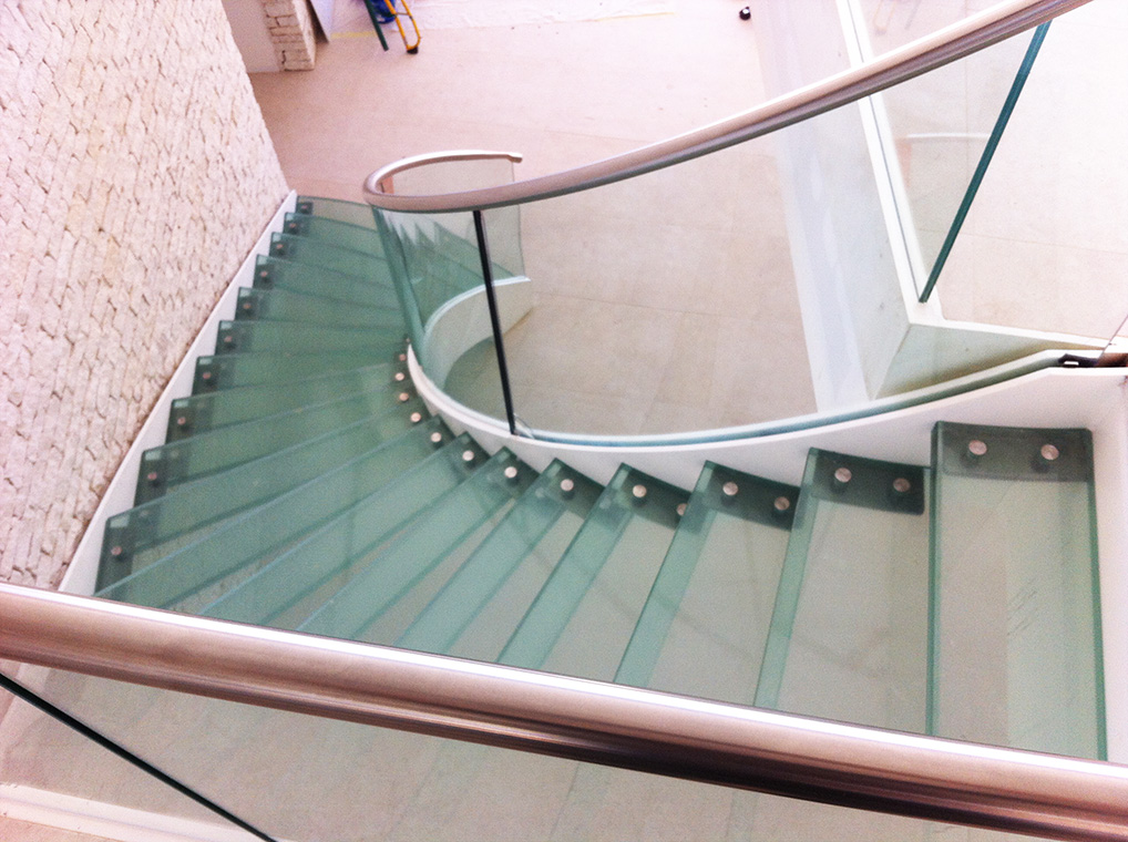 Escalier en verre feuilleté décoratif, verre trempé fait sur mesure