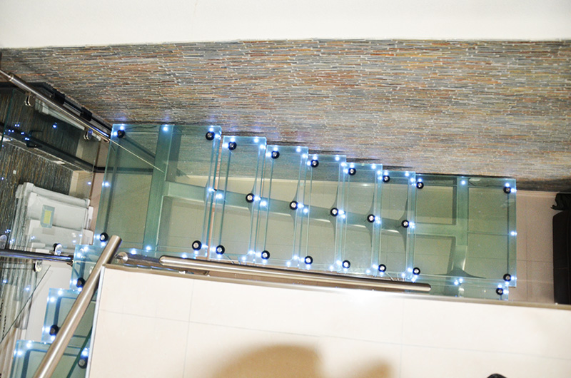 escalier en verre leds, escalier en verre feuilleté avec insertion leds, marche escalier en verre leds, marche escalier en verre feuilleté avec insertion leds 