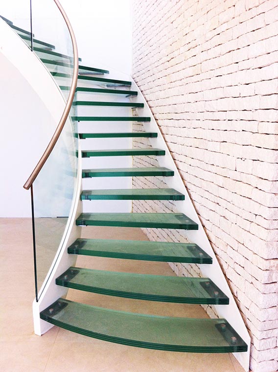 Escalier en verre design fait sur mesure, Escalier en verre, marches d'escalier en verre