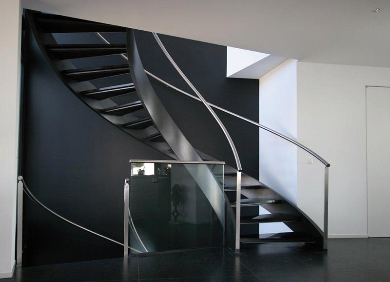 escalier tournant avec marches en verre