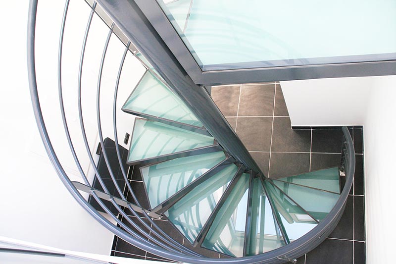 escalier tournant avec marches en verre