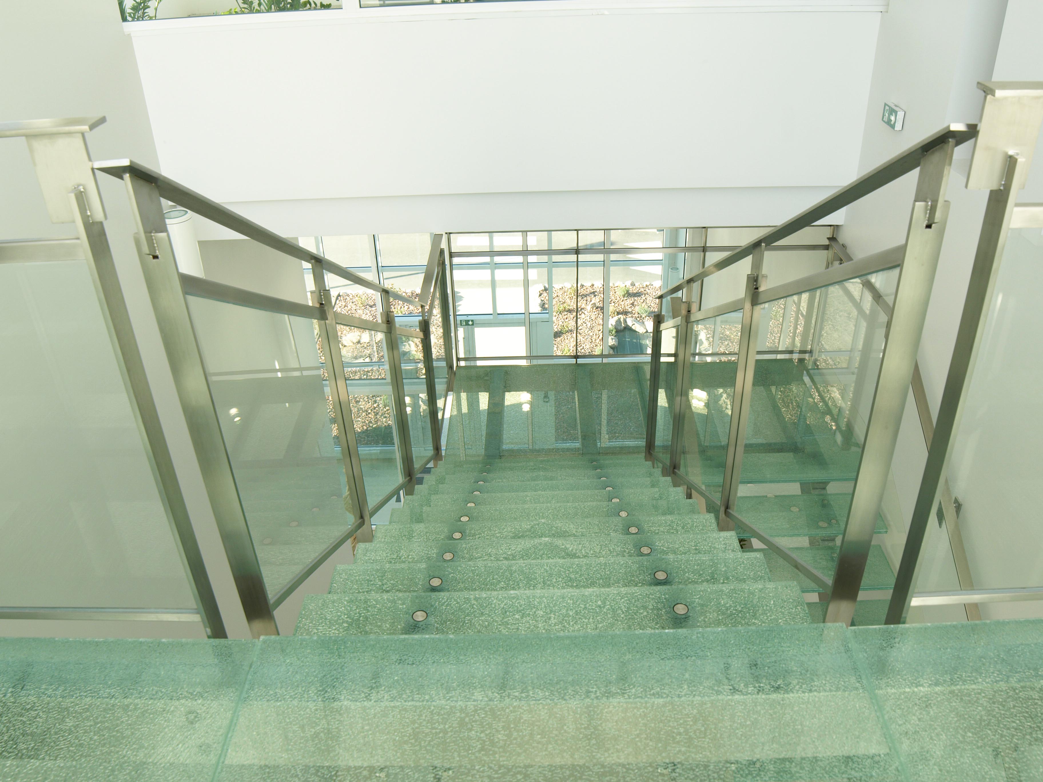 Escalier sur mesure en verre feuilleté de sécurité trempé crash 