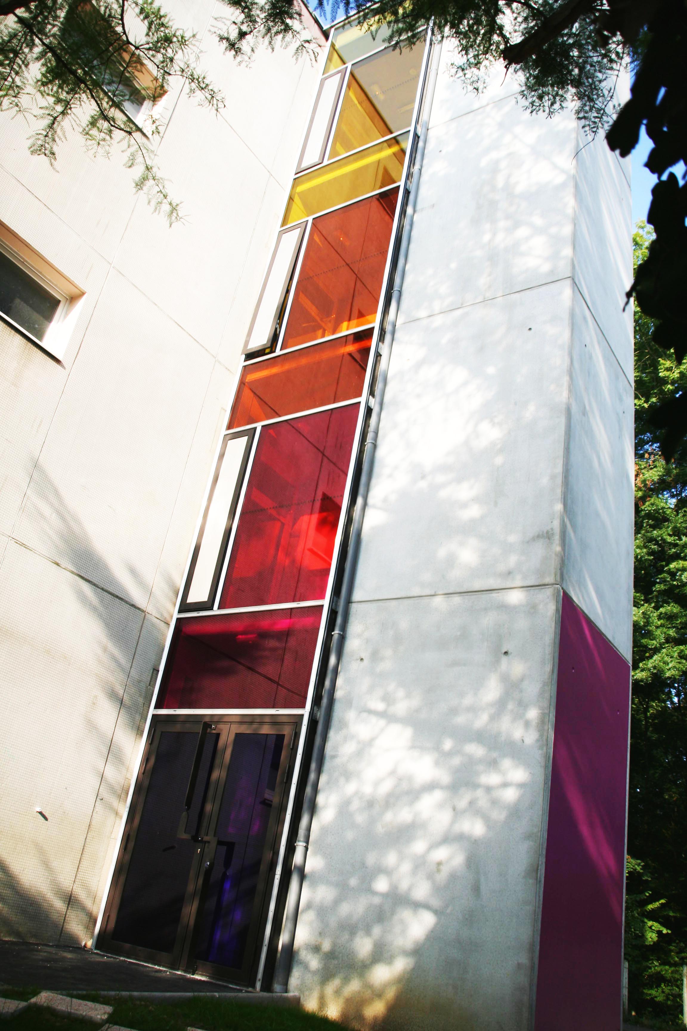 façade bâtiment en verre feuilleté coloré, façade bâtiment en verre feuilleté multicolore