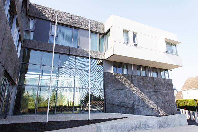 façade en verre feuilleté avec matières métallisées