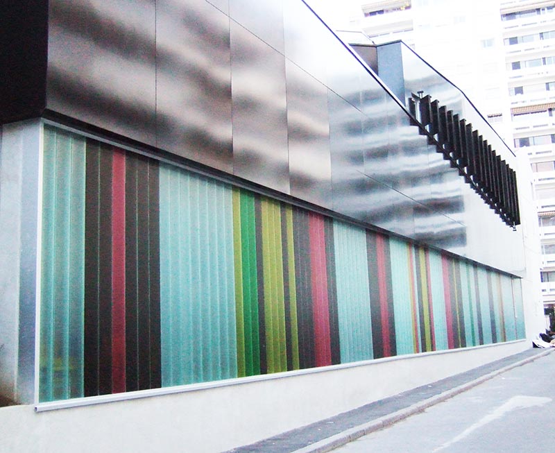 façade en verre feuilleté coloré