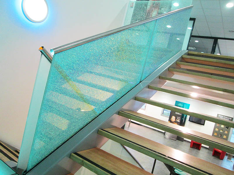 garde corps en verre trempé décoratif, rampe escalier en verre trempé décoratif