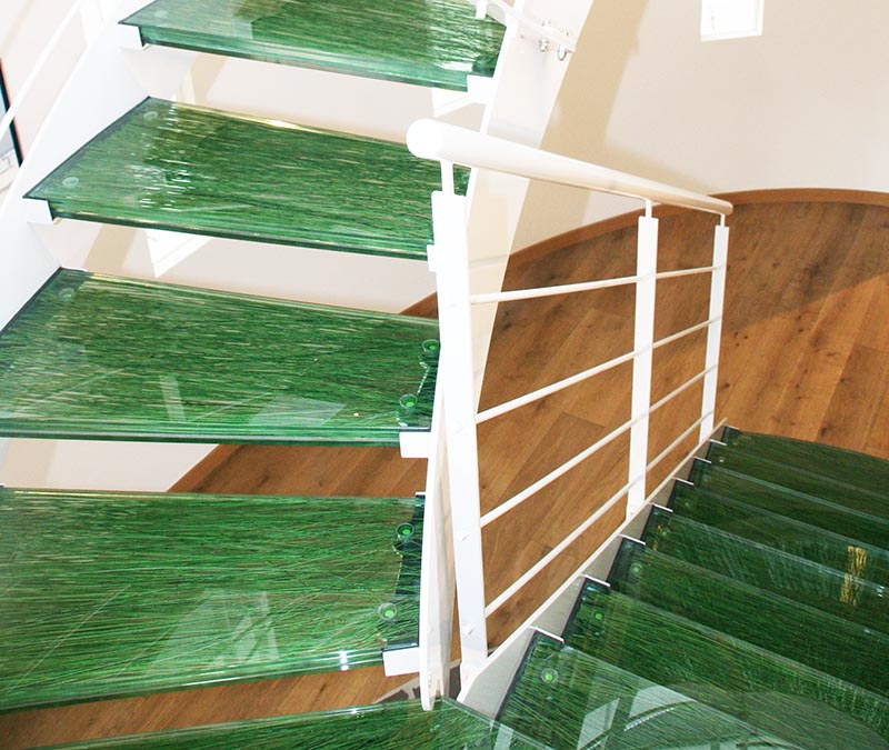 marche escalier en verre avec insertion herbes
