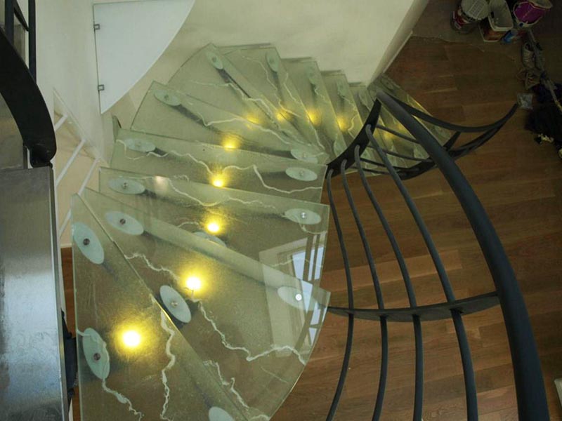 marche escalier en verre avec insertion papier japonais