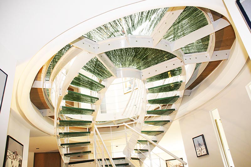 marches escalier en verre avec incrustation herbes
