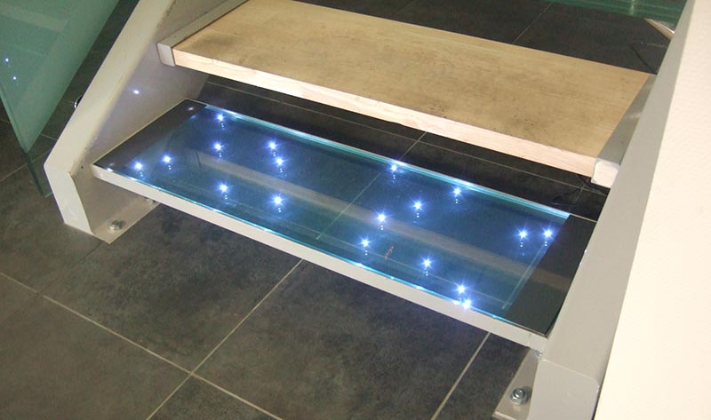 escalier en verre leds, escalier en verre feuilleté avec insertion leds, marche escalier en verre leds, marche escalier en verre feuilleté avec insertion leds 