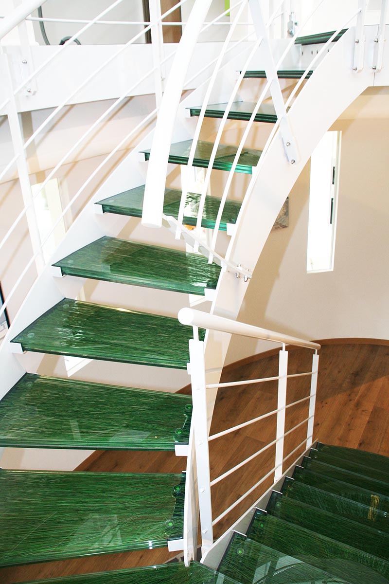 marche escalier en verre avec insertion herbes, marche escalier en verre, marche escalier en verre feuilleté, marche escalier en verre sur mesure