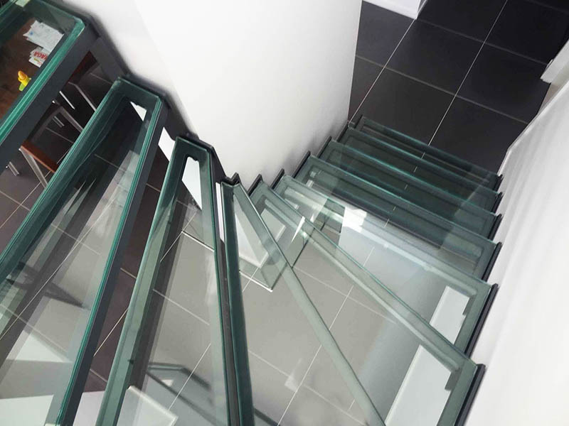 escalier avec marche en verre sécurit