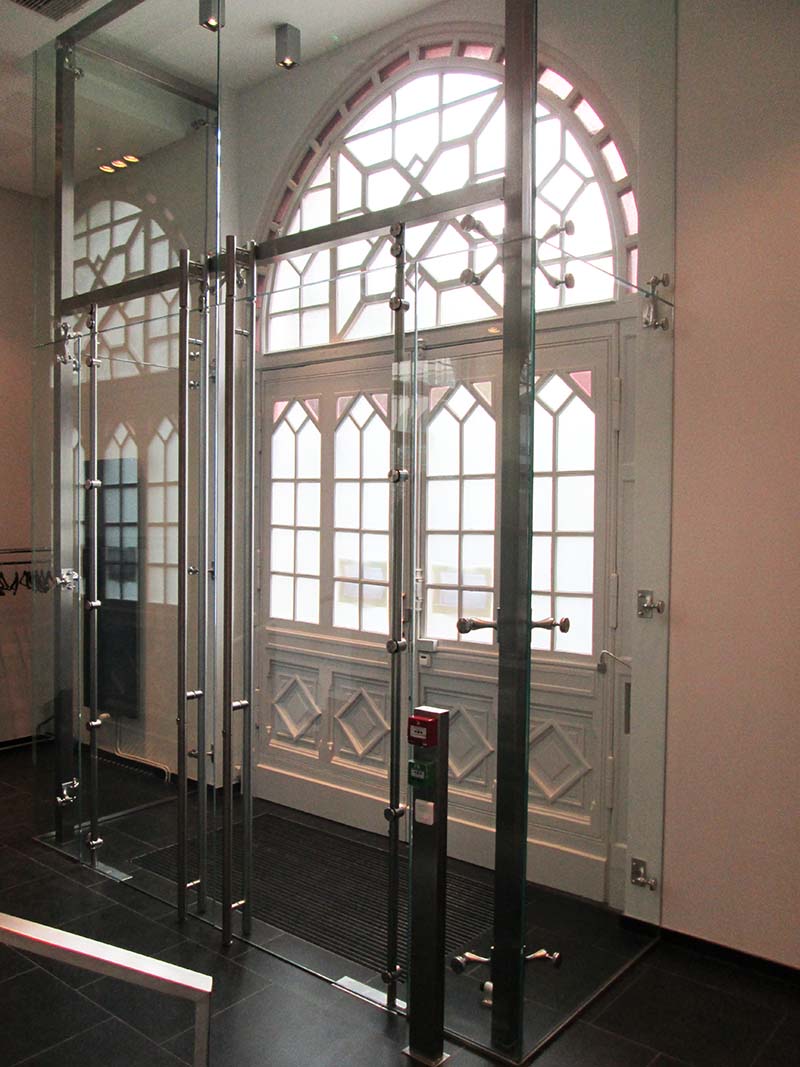 porte battante en verre, porte battante en verre de sécurité sur mesure, porte battante en verre sur mesure 