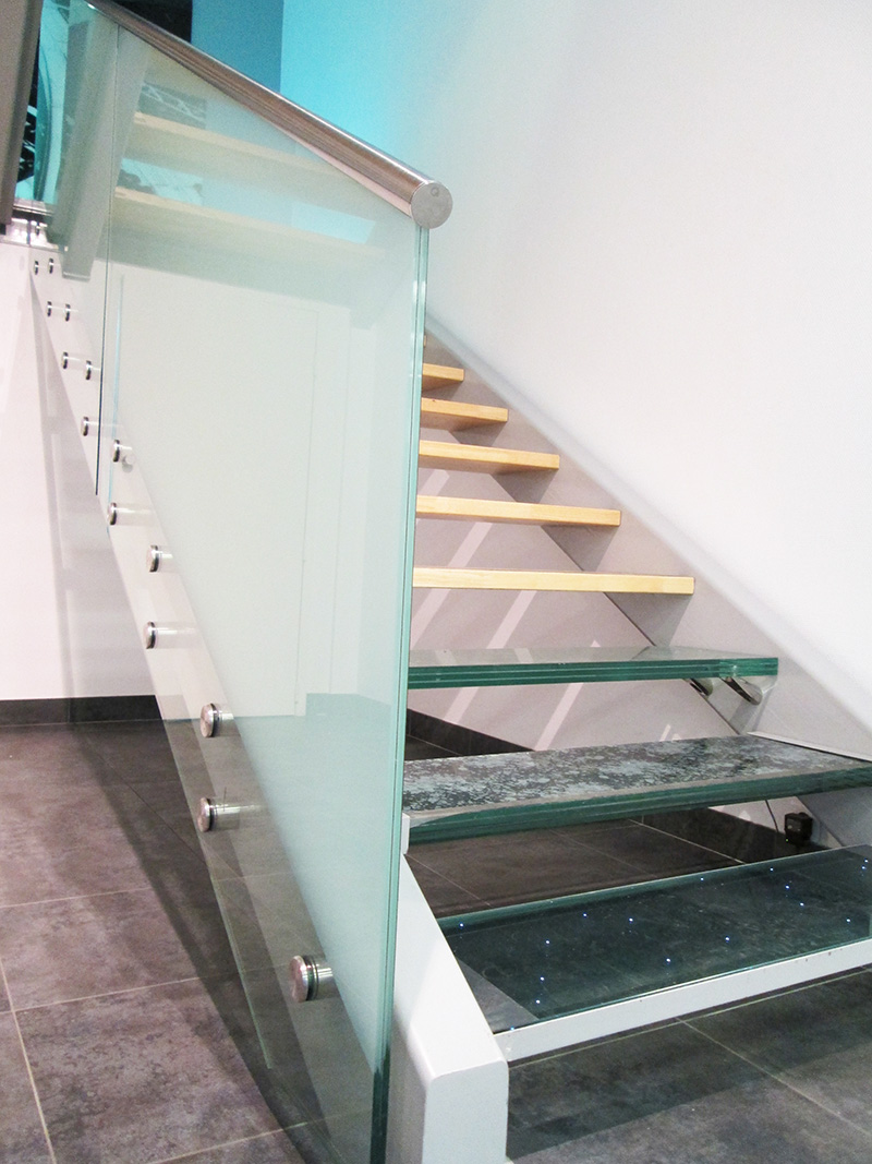 rampe escalier en verre, rampant escalier en verre, rampe escalier en verre sur mesure, rampe d'escalier en verre