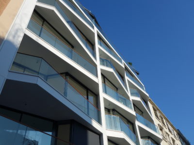 balustrade en verre, balcon avec rambarde en verre, garde corps en verre feuilleté trempé de sécurité