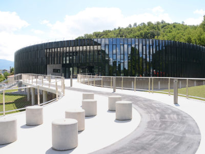 facade en verre lieu public