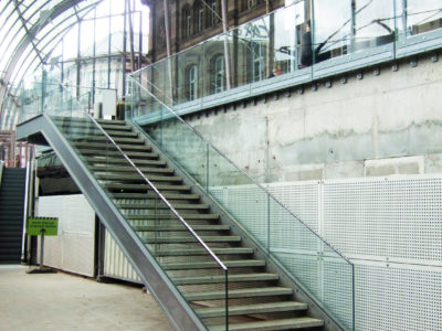 garde corps escalier sur mesure pour lieu public