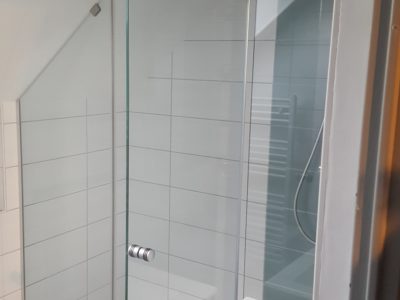 paroi de douche en verre sous pente