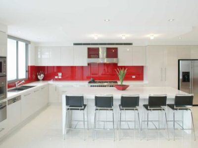 credence de cuisine en verre sur mesure rouge