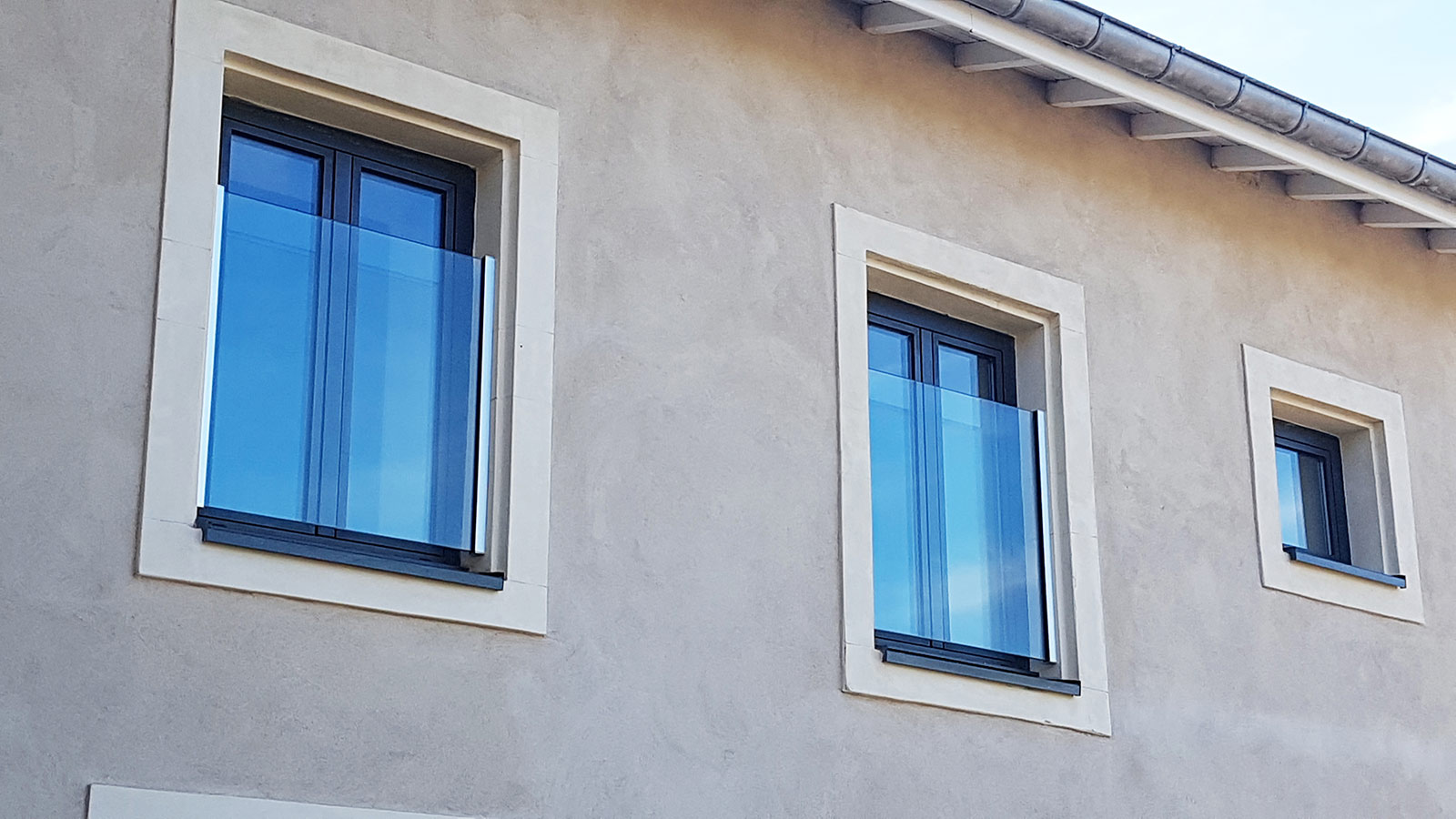Garde corps en verre pour fenêtre : nos réalisations | Miroiterie Righetti