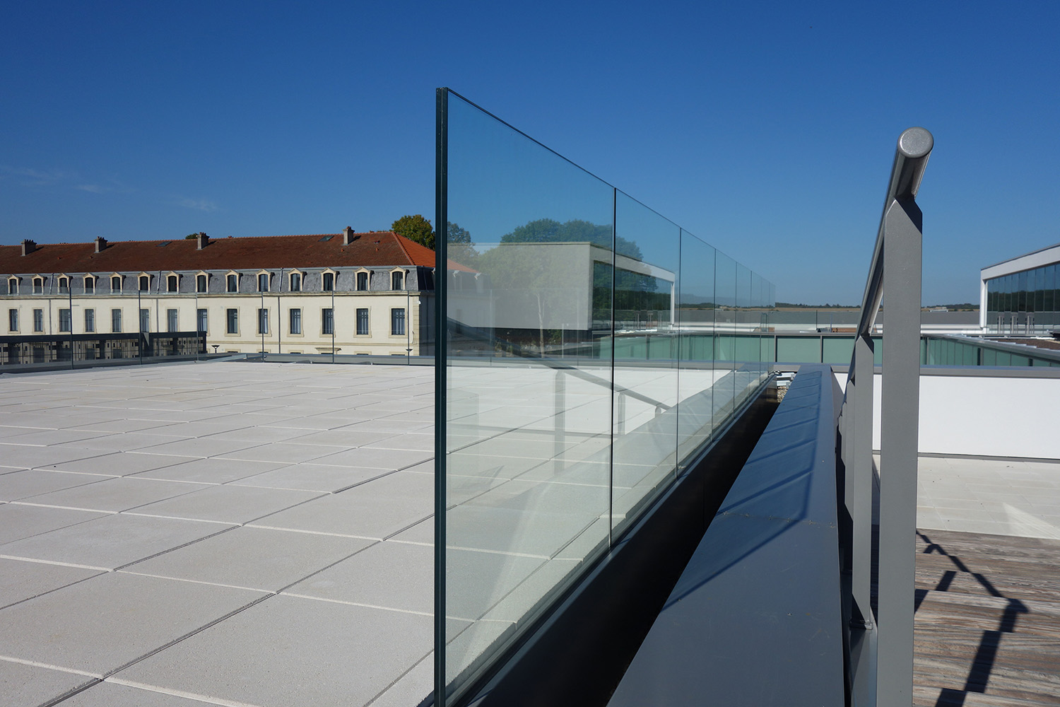 garde-corps-en-verre-feuillete-trempe-1.jpg