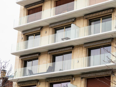 Balcons en verre sur immeuble résidentiel