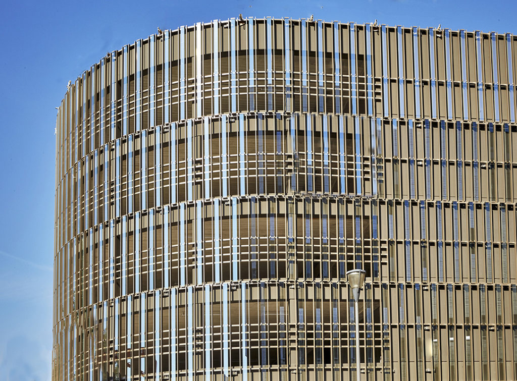 Brise-soleil en verre pour façade