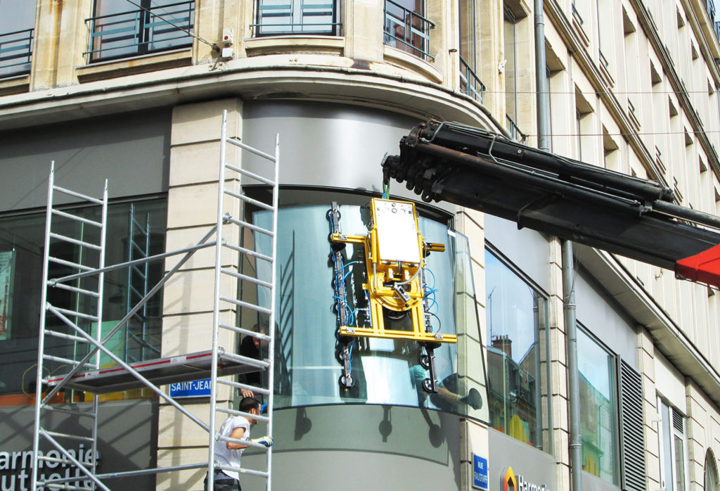 Pose d'une vitrine sur mesure