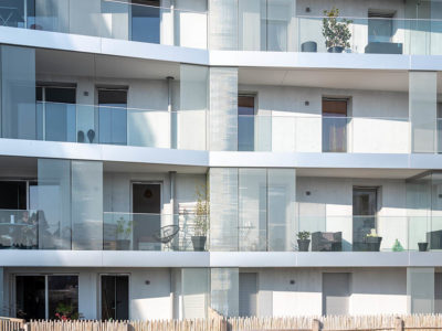 Brise-soleil en verre effet métallisé