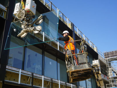 Pose de garde-corps en verre