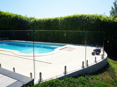 Barrière de piscine en verre